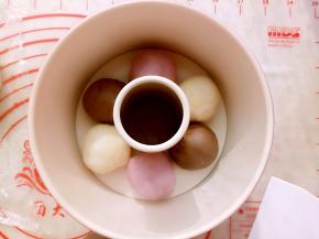 6个小怪兽身体用30克/份的小面团。揉圆放在阳晨中国红6寸中空模具里。