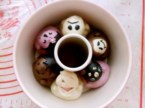 6个小怪兽的头部用15克/份的小面团，装饰上面部表情。放在身体的上面。盖保鲜膜进行二发。温度不要超过38度（50分钟左右）。