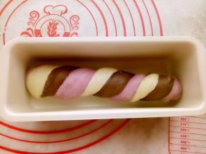 这里我把剩余的面团放在了中国红磅蛋糕模具里做了一个三色的小吐司。