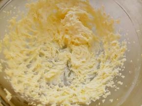 黄油室温软化加入砂糖，用电动打蛋器打至蓬松。