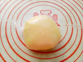 用保鲜膜把面团包好放入冰箱冷藏半小时以上。