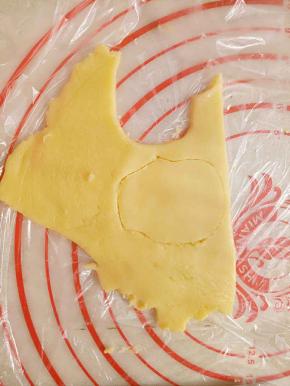 取出面团后用擀面杖擀成0.3CM厚，然后用小刀（或者饼干模具）划出自已需要的形状。.