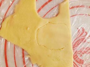 取出面团后用擀面杖擀成0.3CM厚，然后用小刀（或者饼干模具）划出自已需要的形状。.