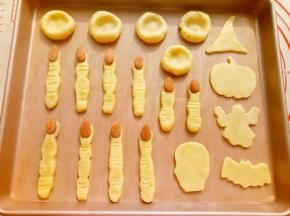 把不同形状的饼干摆在阳晨12寸浅烤盘里，烤箱180度预热10分钟，放入饼干180度烤15分钟。