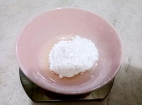 糖霜：把蛋清放入干净的小碗里，倒入糖粉用刮刀翻拌。