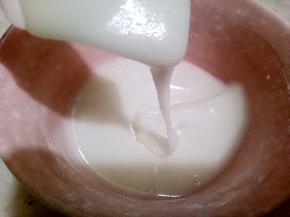 柠檬汁酌情添加，加的时候要一点一点加，不能太稀，如图这种程度就可以了。然后把糖霜分成几份，分别加上食用色素调成自已需要的颜色装入裱花袋备用。