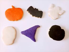 饼干烤好以后取出晾凉，挤上糖霜用牙签慢慢铺平，这是先打一层底部颜色晾干后再画上喜欢的图案，画好以后放在晾网上干透装入饼干袋里就可以了。