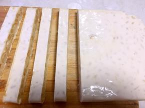 凉透后用刀切成同等宽度的条