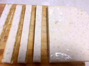 凉透后用刀切成同等宽度的条