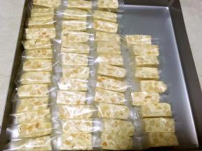 裹上一层糯米纸防粘