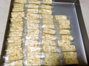 裹上一层糯米纸防粘