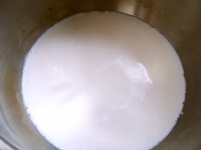 牛奶小火加热煮开