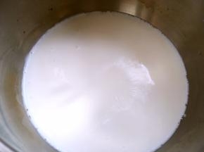 牛奶小火加热煮开