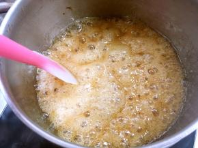 熬糖时一定要用小火，边加热边搅拌