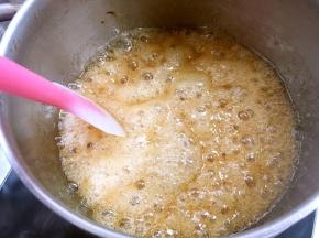 熬糖时一定要用小火，边加热边搅拌