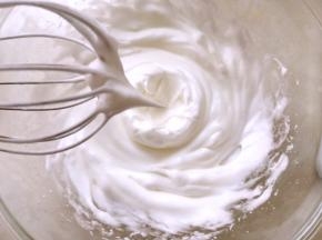 蛋白加剩下的10克砂糖打发至硬性发泡，打蛋器提起有个直立的三角尖