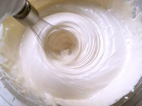 之后加入融化的黄油打发均匀