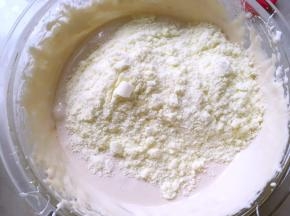 加入奶粉用刮刀翻拌均匀