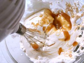 趁热一点点加入糖浆，边加入边用打蛋器打发均匀，注意糖浆不要倒在打蛋头上