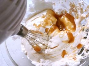 趁热一点点加入糖浆，边加入边用打蛋器打发均匀，注意糖浆不要倒在打蛋头上