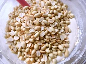 倒入花生碎，翻拌均匀