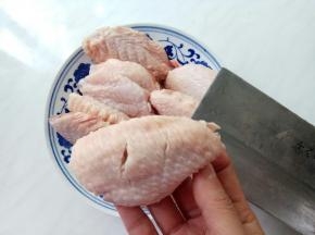 鸡翅洗净，正反俩面各划两刀，以便入味。