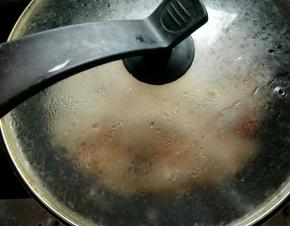 热水焯烫鸡翅1分多钟。