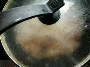 热水焯烫鸡翅1分多钟。