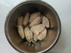 捞出冲洗干净，控水。