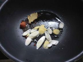 热锅倒油，依次放香料、葱姜。