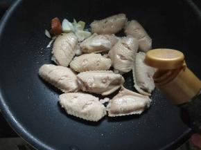 放入鸡翅，加生抽和老抽。