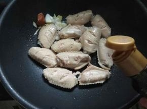 放入鸡翅，加生抽和老抽。