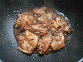 盖盖焖至汤汁变浓时，开盖加盐，大火收汁。