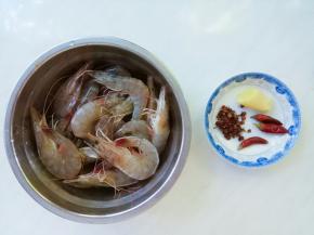 大虾洗净，备调料。