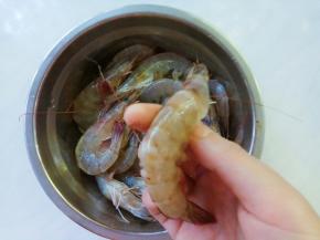 用厨房剪剪去须子、虾脚，中间三、四节部位开虾背。