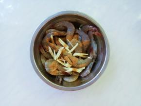 用料酒、盐、五香粉、姜丝拌匀入味半小时。