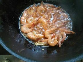 看着虾壳变皱了即捞出，再二次复炸使外壳酥脆。