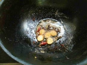 捞出虾，锅中留少许油，下辣椒、姜片、花椒炒香。