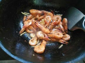 放入大虾，快速煸炒，加生抽、椒盐出锅。