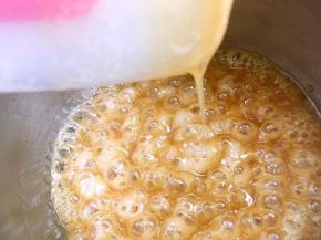 当糖浆变的很浓稠，出现大泡泡，刮刀抬起呈滴旗状态即可