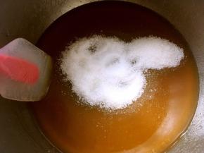 麦芽糖加入90克砂糖跟盐，小火加热，我用的自己熬的麦芽糖，比较软，如果用买的，可以隔热水融化后再取出来，也可以加一点点热水融化