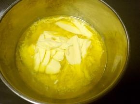 准备一个电磁炉，黄油软化加热至融化，之后用温水保温