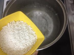 锅里的水烧开后，倒入西米，煮沸后关火，焖15分钟。搅拌开之后，再煮沸继续焖15分钟