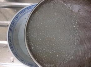 这时候西米呈现透明的状态，很好看，用筛网将西米捞起来，放入凉开水里，沥干水分