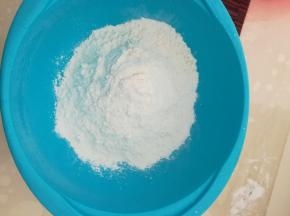 准备干净的盆倒入300g大米粉。