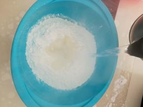 加入适量的开水。（记住是开水，不要温水或者凉白开。）