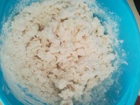 先用筷子搅拌成絮状。