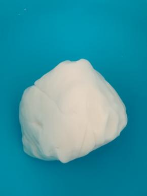 再用手揉成光滑的面团。（揉的时候注意烫手。）