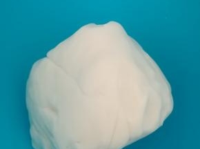 再用手揉成光滑的面团。（揉的时候注意烫手。）