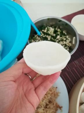 取一小团粉，用手捏成一个小碗状的皮。